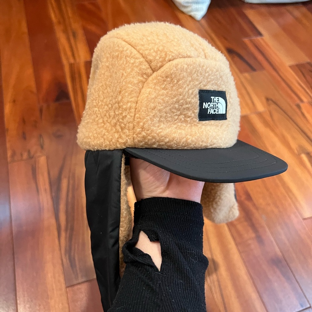 NWOT The North Face Kids/Infant Camel and Black Winter Hat
